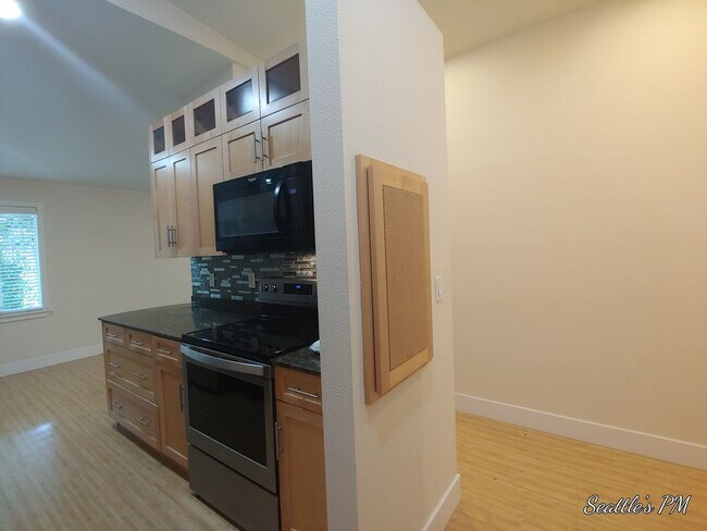 Building Photo - Beatiful Top Floor Condo-Close to Light Rail