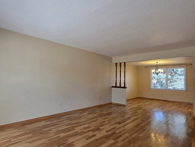 Foto del edificio - Single-Family Home in Near-Perfect Condition | 3-Car Garage | Covered Patio | Large Unfinished Ba...