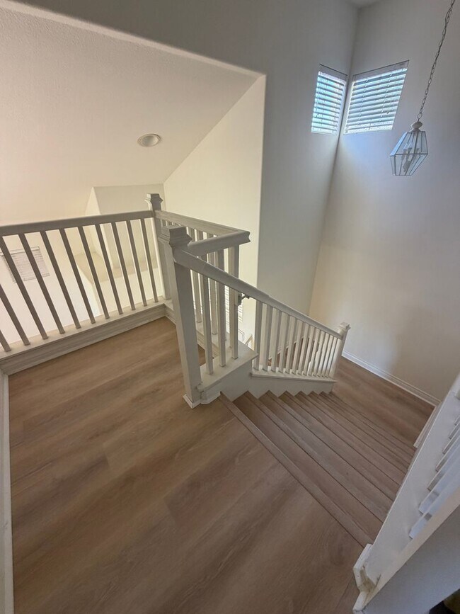 Building Photo - 3 bed, 2 1/2 bath home in desirable west Simi Valley gated community