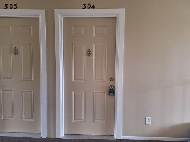 Building Photo - Prime located Condo!