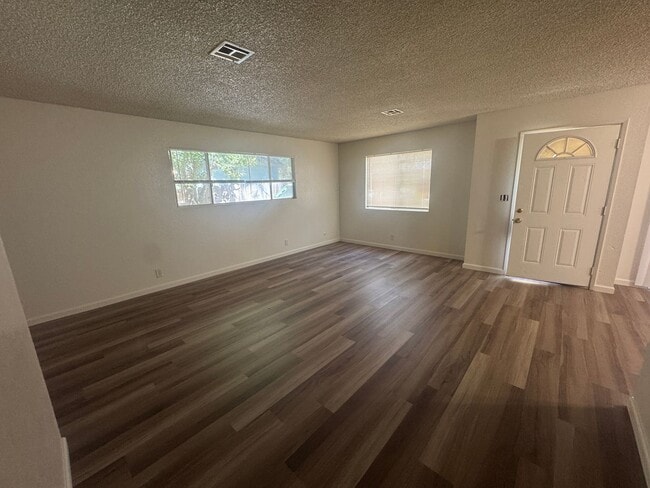 Building Photo - R6690N