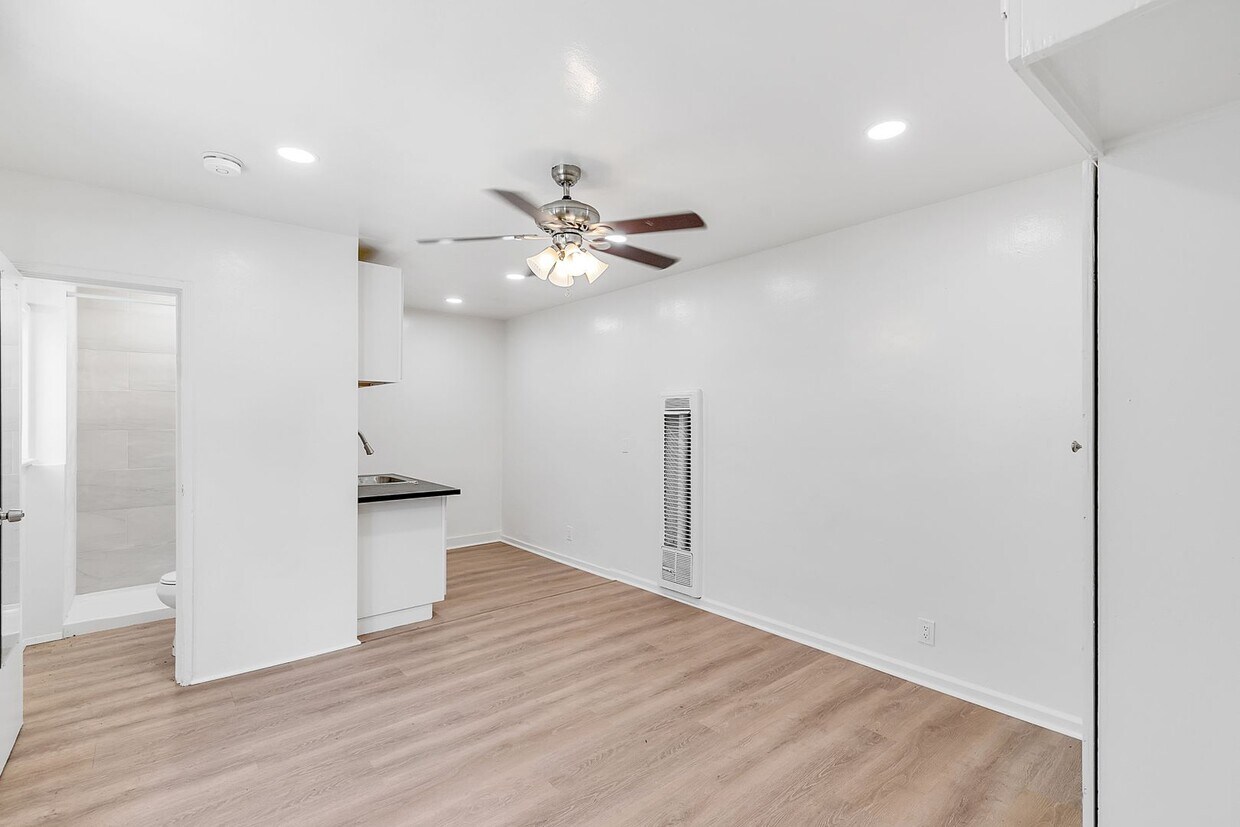 Foto principal - 10635 S Vermont Ave