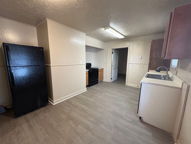 Building Photo - Nice 4 bedroom/1 bath house with Oven & Refrigerator!