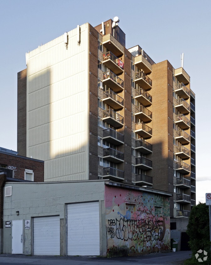 Photo du bâtiment - Wellington Towers Apartments