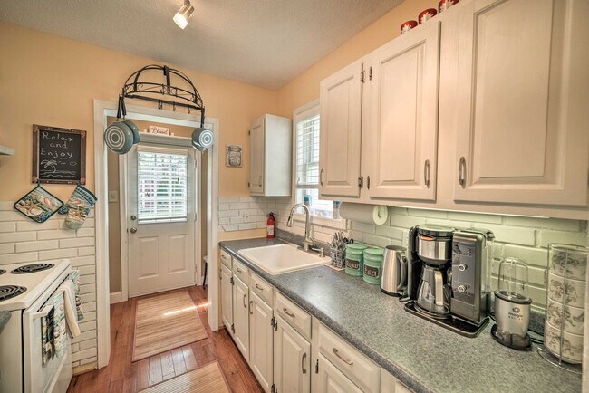 Foto del edificio - 8320 Bayside Rd