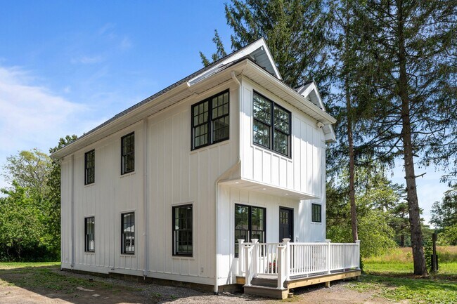 Foto del edificio - 353 Warren Rd