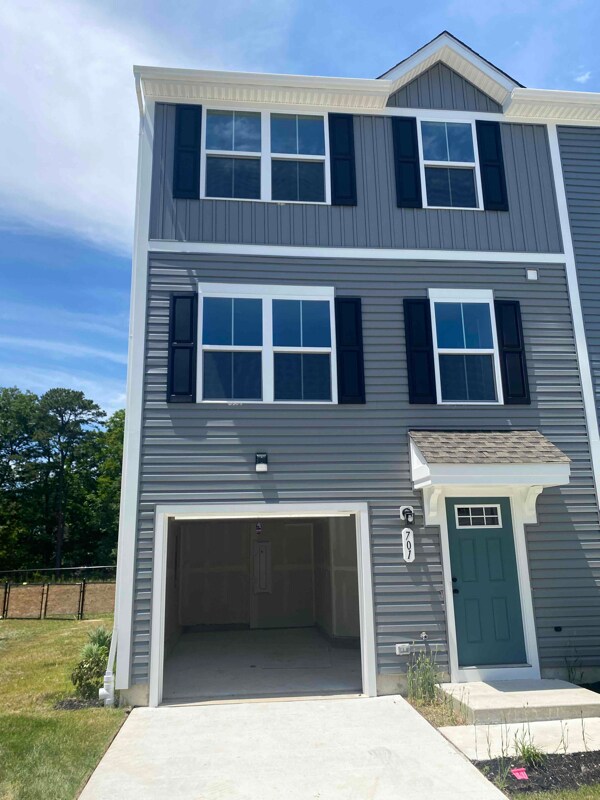 Building Photo - 701 Cyprus Ct