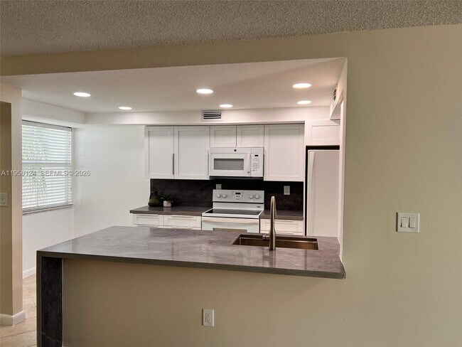 Foto del edificio - 4878 NW 97th Pl