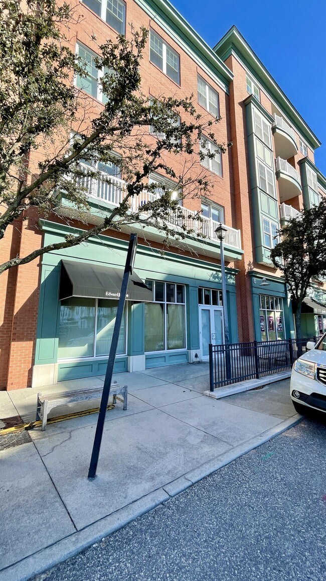 Foto del edificio - 4500 Pretty Lake Ave