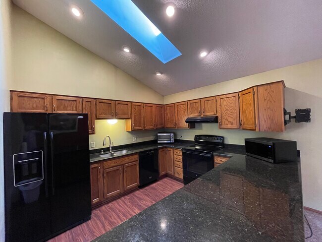 Foto del edificio - 5858 Red Cherry Ln