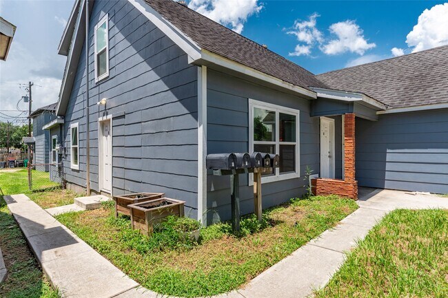 Building Photo - 2801 Virginia St