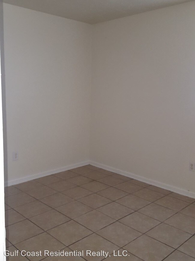 Building Photo - 2119 Woodside Dr