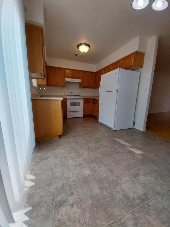 Building Photo - 617 SW Western Ave