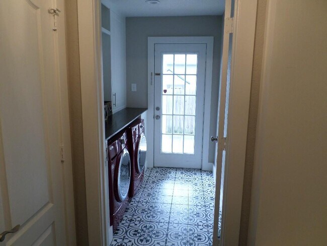 Building Photo - 922 Dollins St