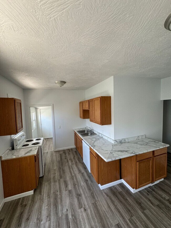 Building Photo - Large 2 bedroom 2 full bath with detached ...