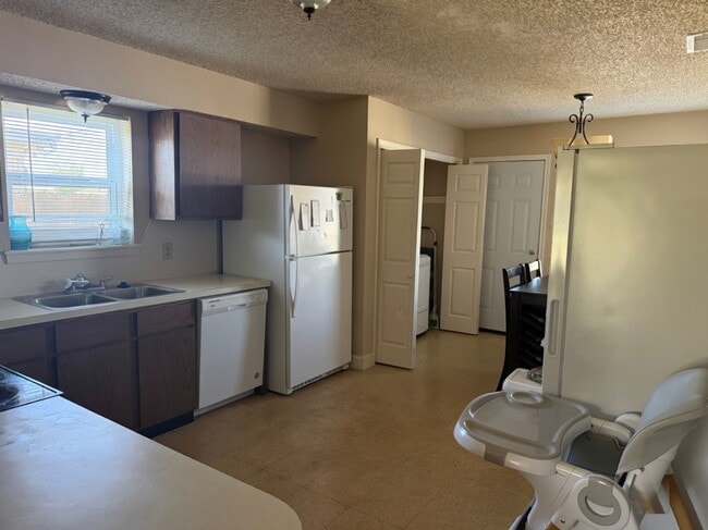 Building Photo - 725 Chaparral Cir