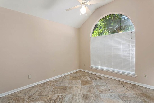 Foto del edificio - 410 Hidden Lakes Ln