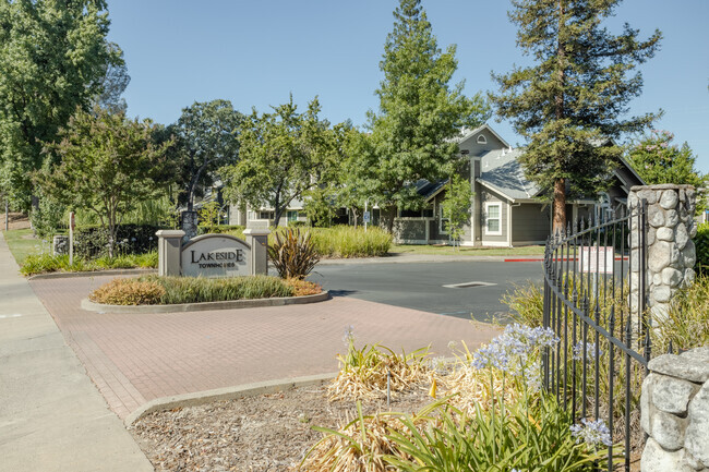 Foto del edificio - Lakeside Townhomes