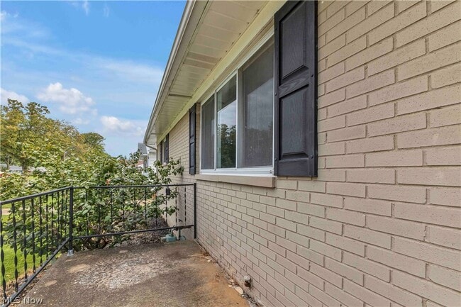 Building Photo - 325 Thelma Dr