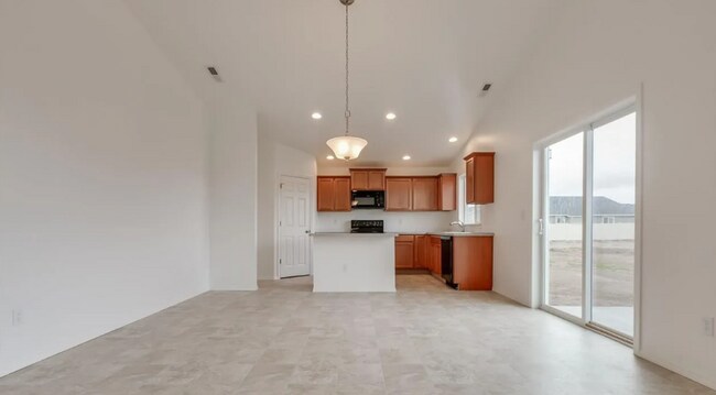 Foto del edificio - Single level home w/2 car garage, fenced y...