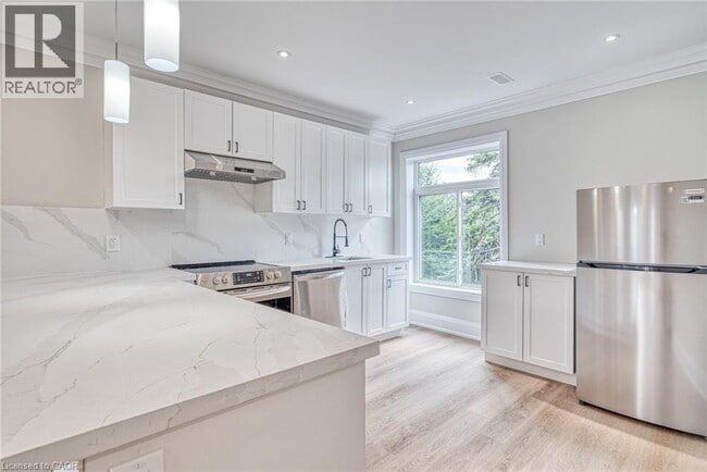 Building Photo - 86 Wellington St S