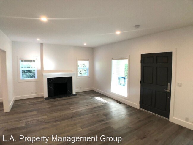 Building Photo - 809 N Croft Ave