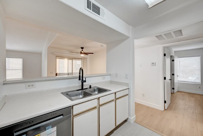 Foto del edificio - 2300 E Silverado Ranch Blvd