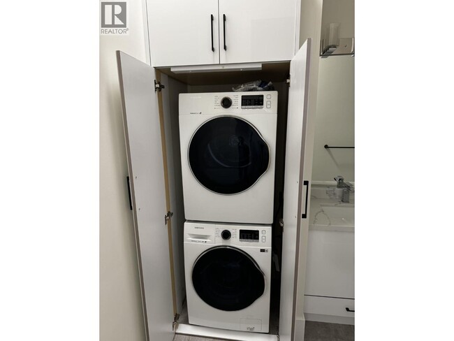 Photo du bâtiment - 106XX Southgate Rd