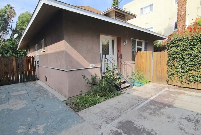 Building Photo - 1417 N Mansfield Ave