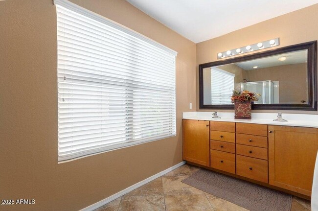 Foto del edificio - 2751 S Southwind Dr