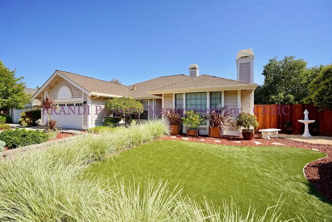 Foto del edificio - Modern Ranch Style Home on Corner Lot with Large Backyard