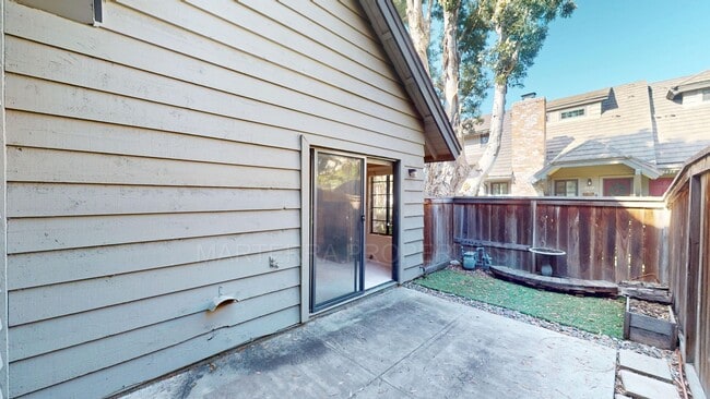 Building Photo - 3 Bed/2.5 Bath Townhome In Eastside Costa ...