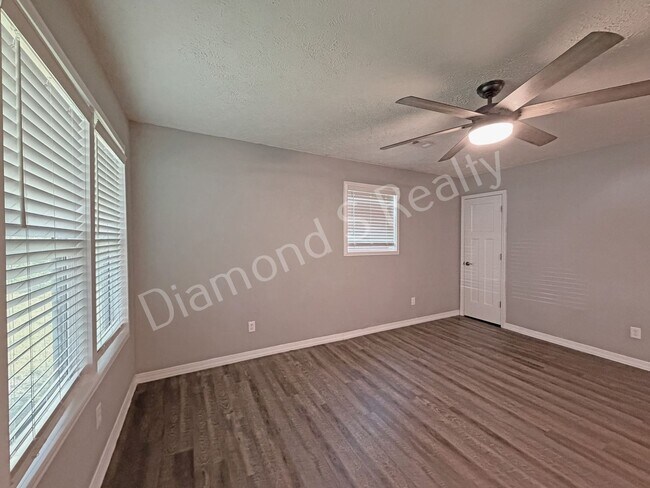 Foto del edificio - Spacious, Clean 3 Bedroom Home + Bonus Room Available!