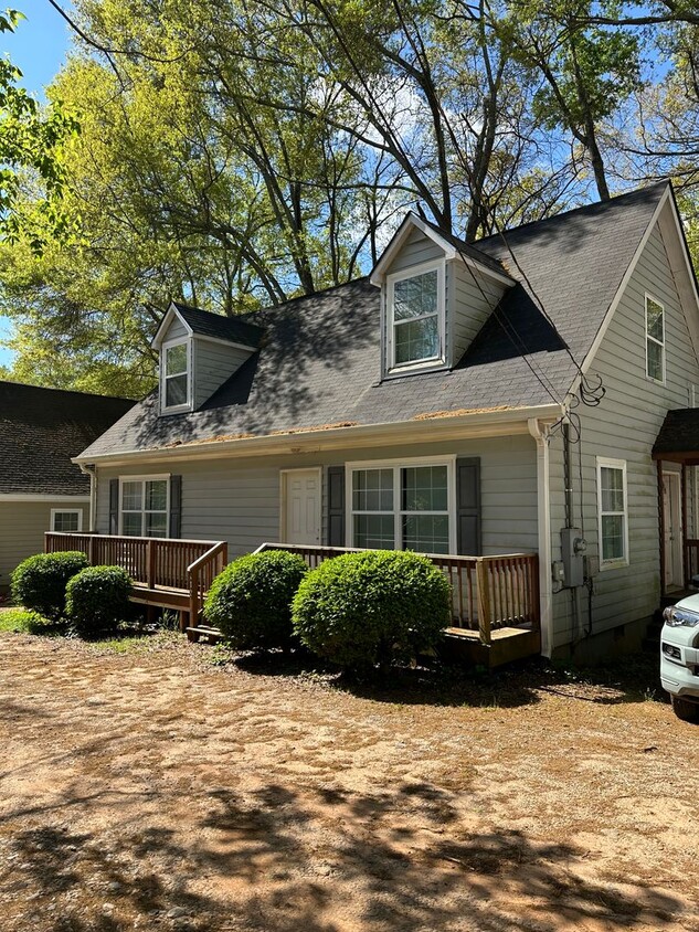 Foto principal - 4 Bedroom, 3 Bath home close to UGA & the ...