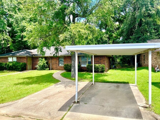 Building Photo - 10800 Kiamichi Dr