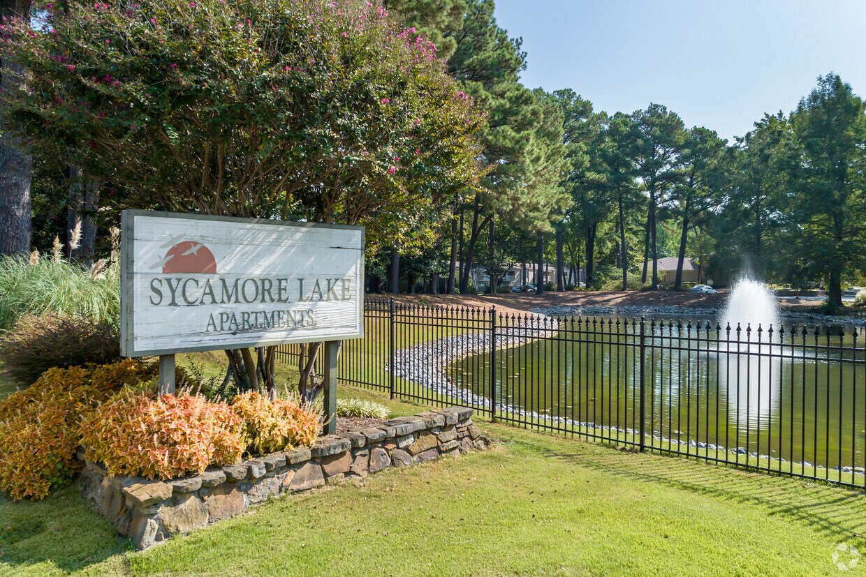 Sycamore Lake Apartments in Memphis, TN