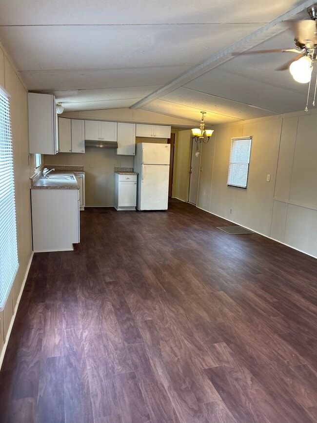 Building Photo - 2 Bedroom, 2 Bath