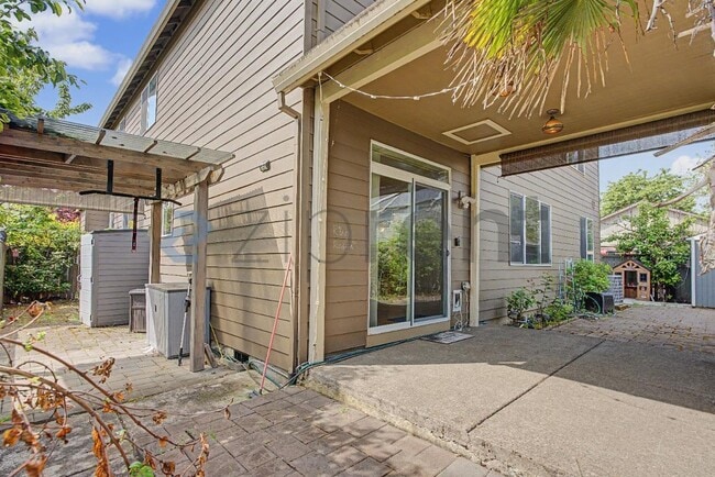 Building Photo - 132 NE 63rd Ave
