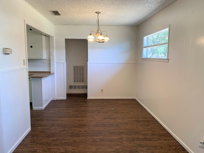 Building Photo - Pre-Leasing  3 Bed 1 Bath