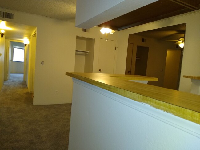 Building Photo - Awesome 2 Bedroom w/ Study 2 Bath Robinwoo...