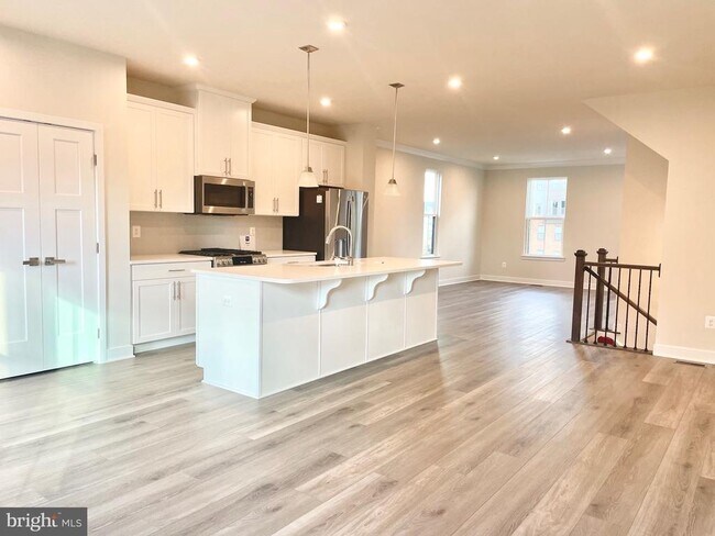 Building Photo - 14048 Sunrise Valley Dr