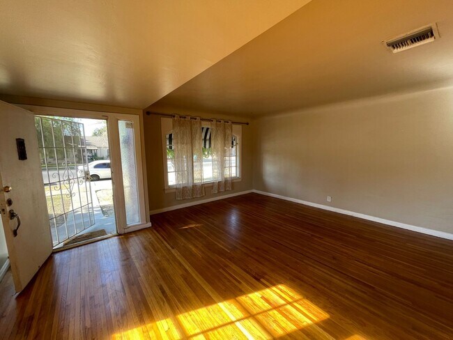 Foto del edificio - 326-328 Flower Street