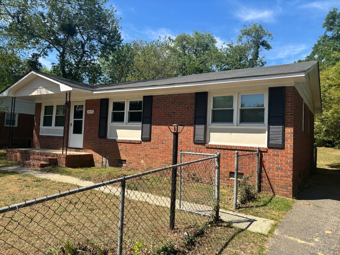 Building Photo - 1070 Rulnick St