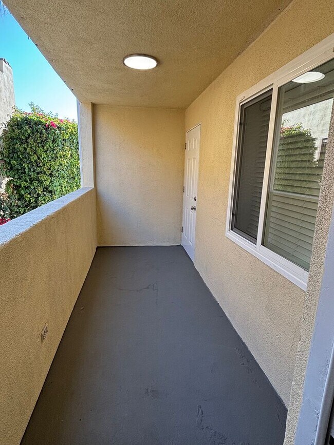 Foto del edificio - Beautiful Newly Renovated 1 Bedroom in Lon...