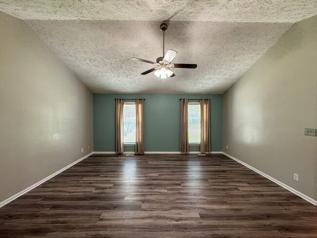 Building Photo - Lovely 3 Bed 2 Bath Home with Bonus Room