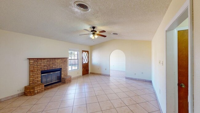 Building Photo - 3-Bed / 2-Bath - Less than 10 minutes from Holloman AFB!