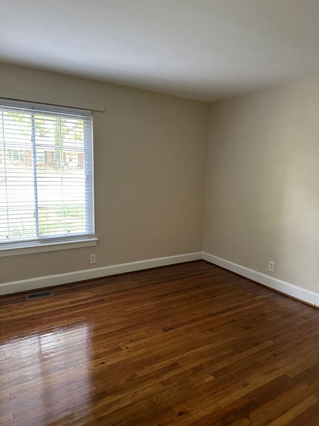 Foto del edificio - NICE NEWLY UPDATED 1 BEDROOM 1 BATH CONDO IN COLLEGE VILLAGE CONDOS