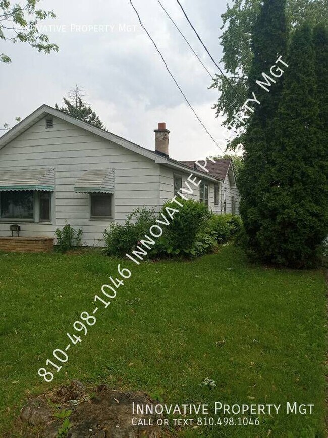 Building Photo - 3 bed, 1.5 baths and a 2 car garage! 150 d...