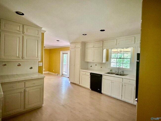 Building Photo - 4010 Medford Dr SE