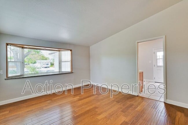 Building Photo - 1125 Burgoyne St